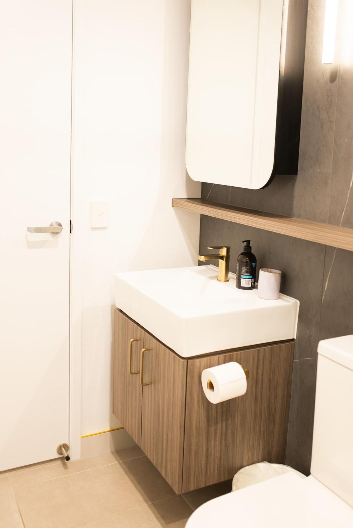 Apartment Next To Public Station, Boxhill Central, 2 Bedrooms, Free Parking And Wifi Box Hill Bagian luar foto