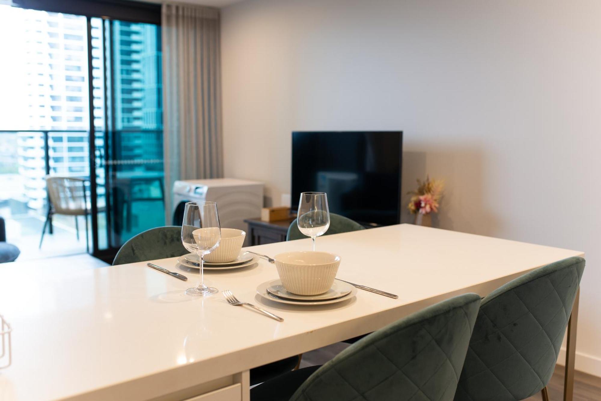 Apartment Next To Public Station, Boxhill Central, 2 Bedrooms, Free Parking And Wifi Box Hill Bagian luar foto